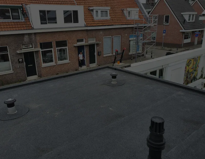 Afgewerkt plat dak met bitumen dakbedekking en dakdoorvoeren