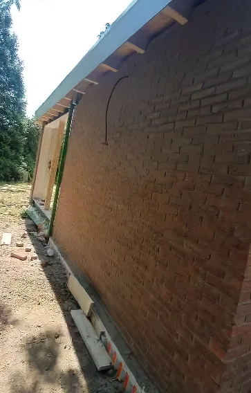 Metselwerk van een uitbouw met de dakrand en het houtwerk in aanbouw