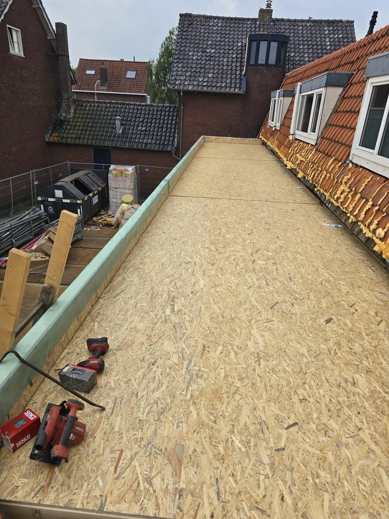 Nieuwe dakvloer op een plat dak, met randbalk en aansluiting op de dakkapel